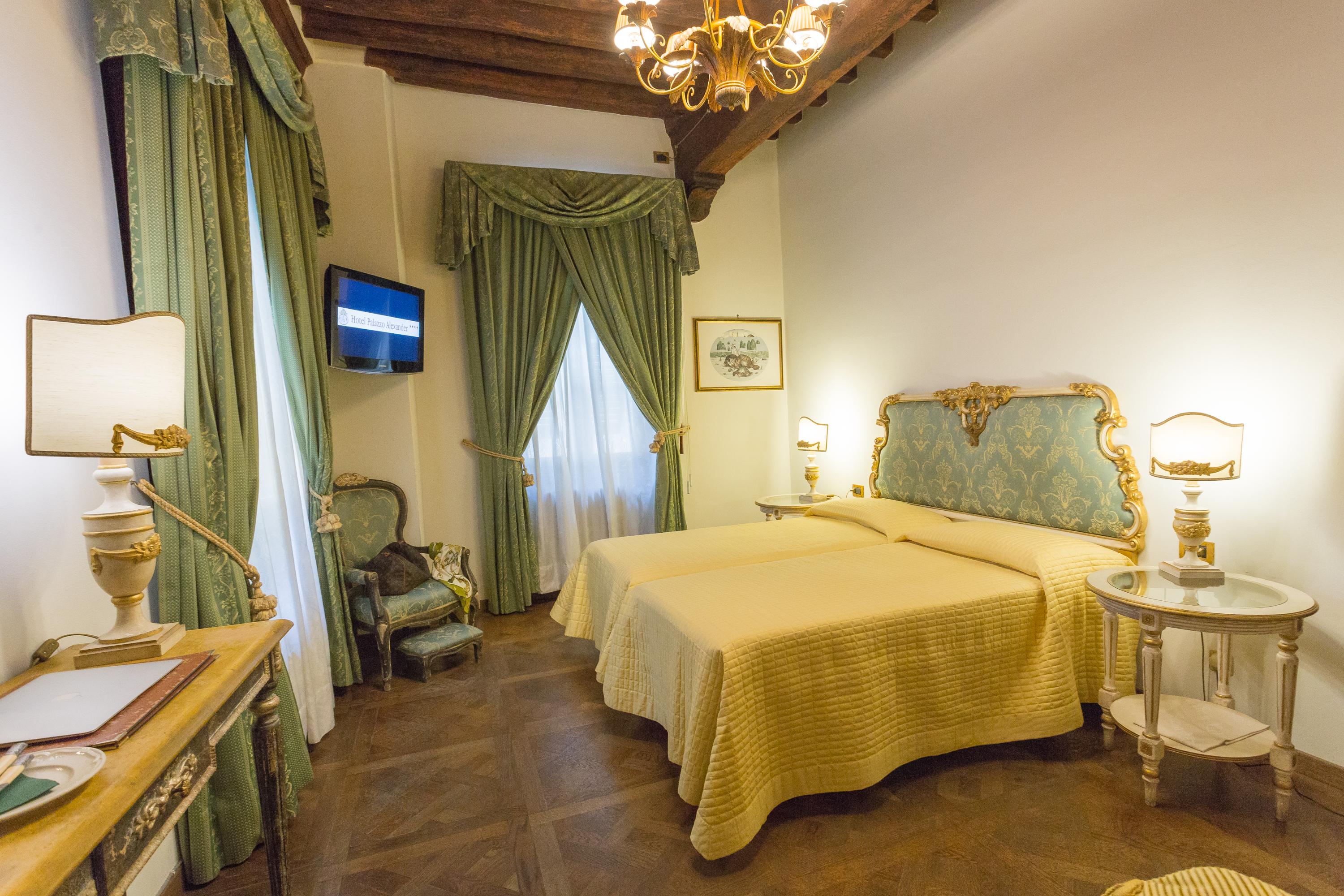Hotel Palazzo Alexander Лука Екстериор снимка