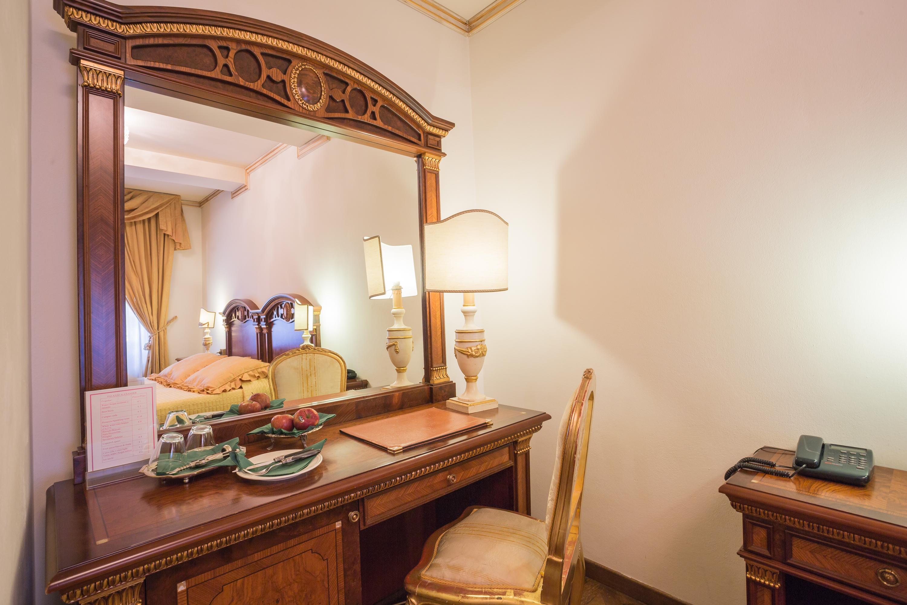 Hotel Palazzo Alexander Лука Екстериор снимка