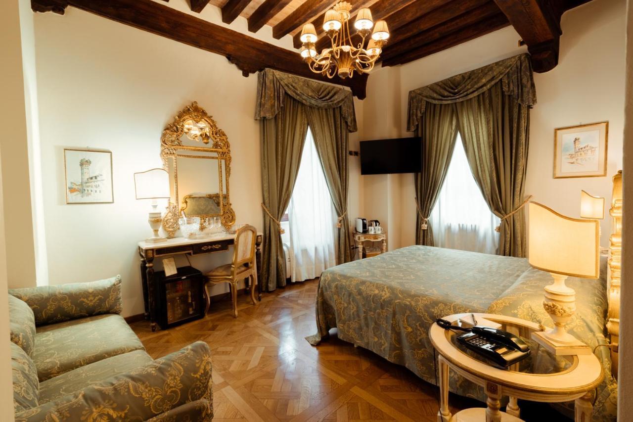Hotel Palazzo Alexander Лука Екстериор снимка