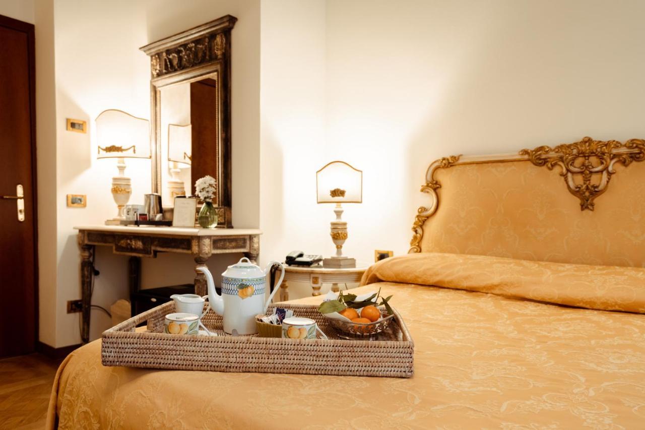Hotel Palazzo Alexander Лука Екстериор снимка