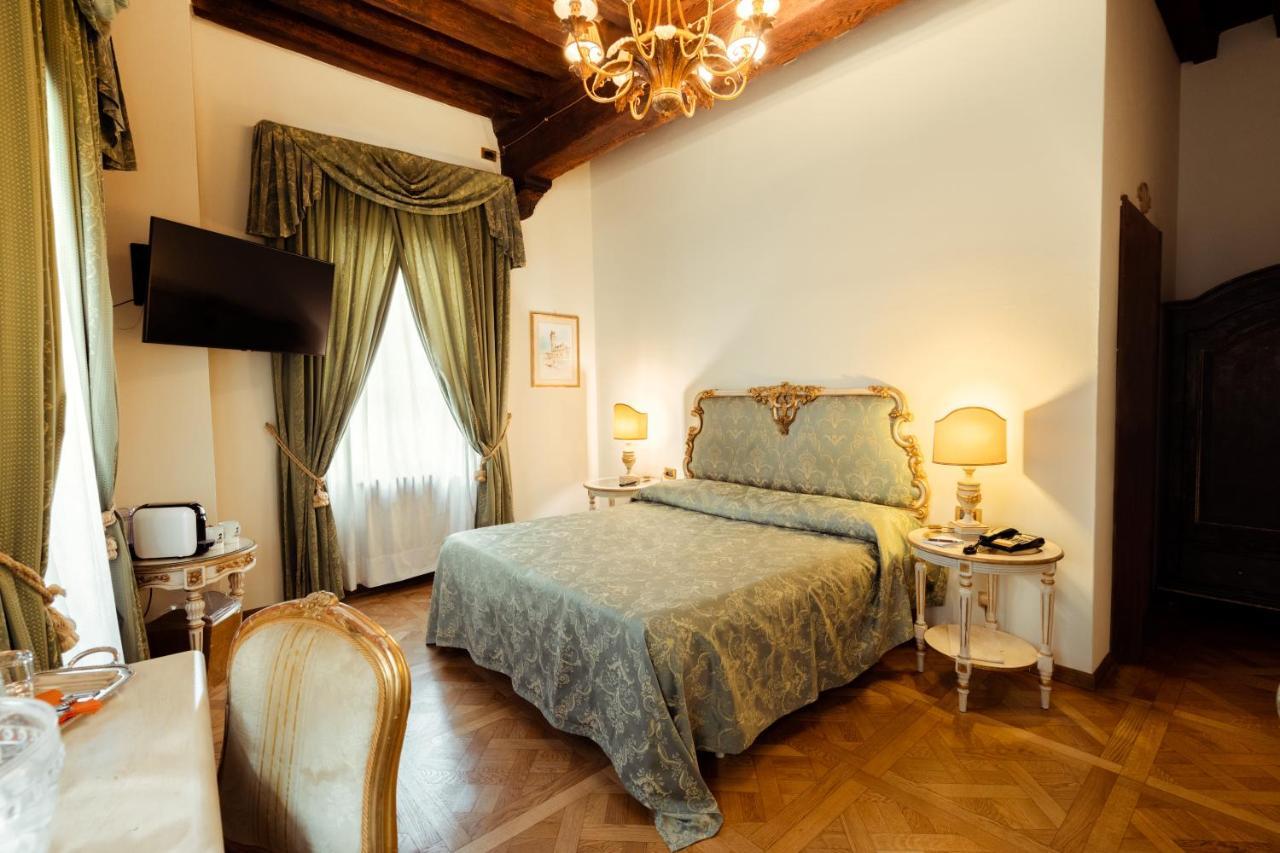 Hotel Palazzo Alexander Лука Екстериор снимка