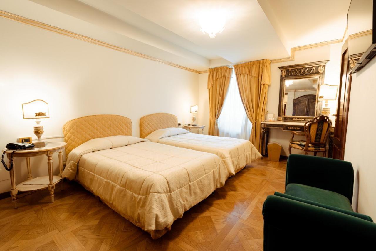 Hotel Palazzo Alexander Лука Екстериор снимка