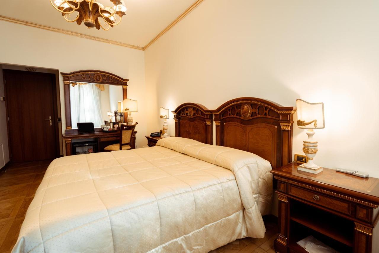 Hotel Palazzo Alexander Лука Екстериор снимка
