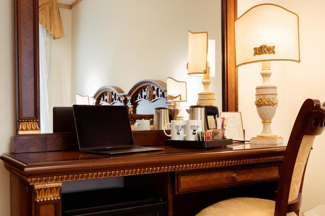 Hotel Palazzo Alexander Лука Екстериор снимка