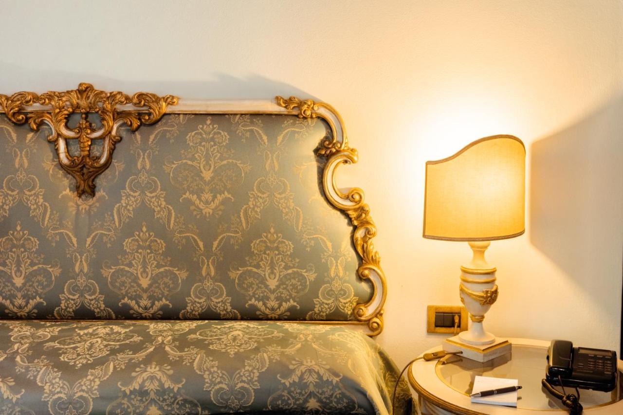 Hotel Palazzo Alexander Лука Екстериор снимка