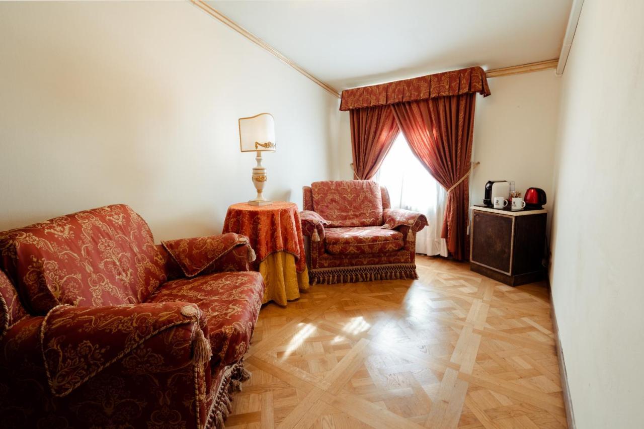 Hotel Palazzo Alexander Лука Екстериор снимка