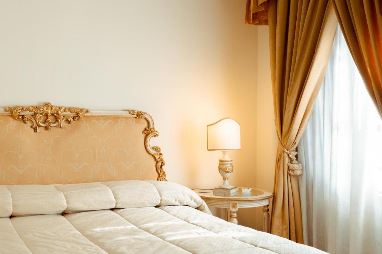 Hotel Palazzo Alexander Лука Екстериор снимка