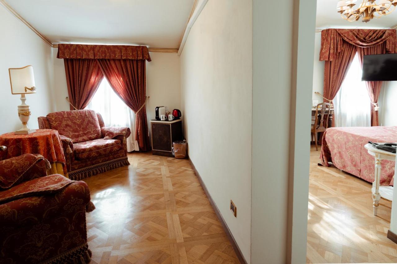 Hotel Palazzo Alexander Лука Екстериор снимка