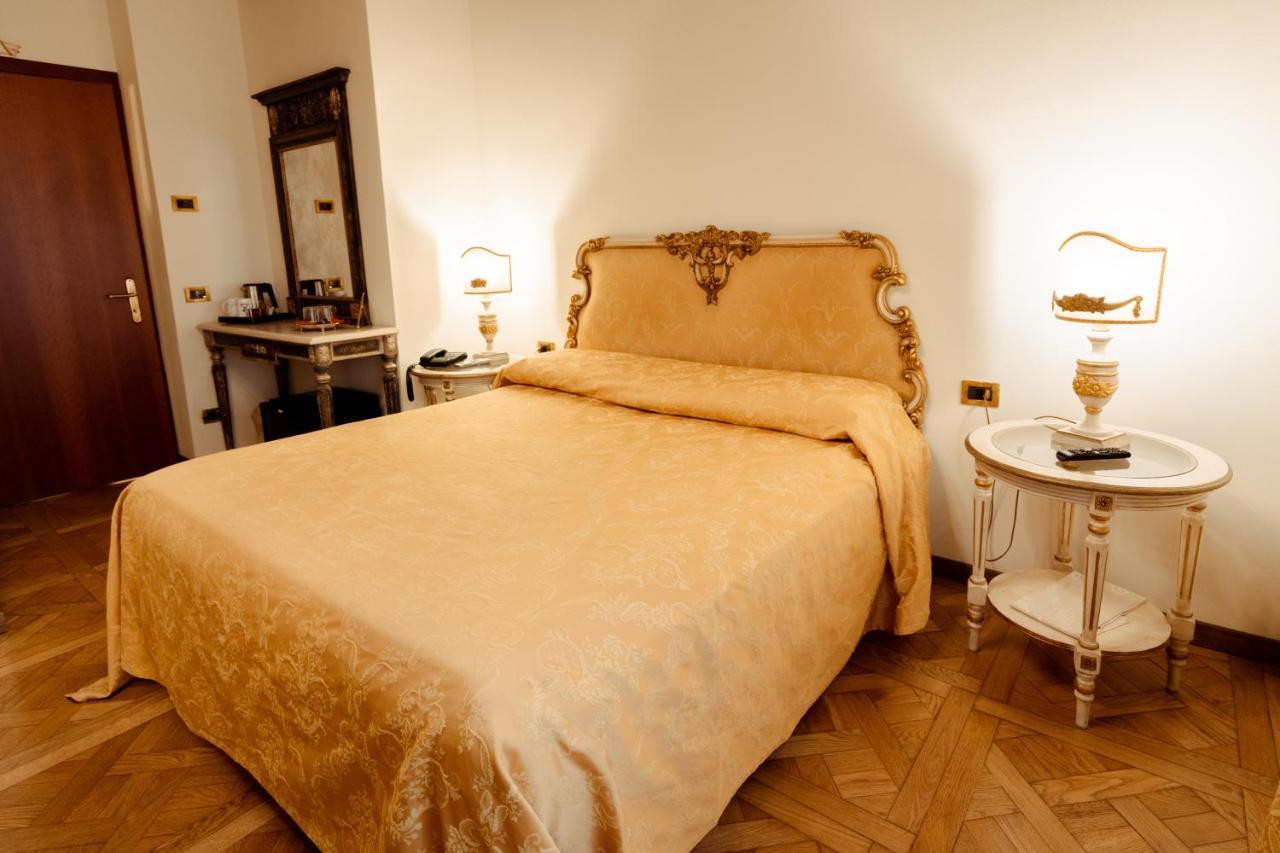 Hotel Palazzo Alexander Лука Екстериор снимка