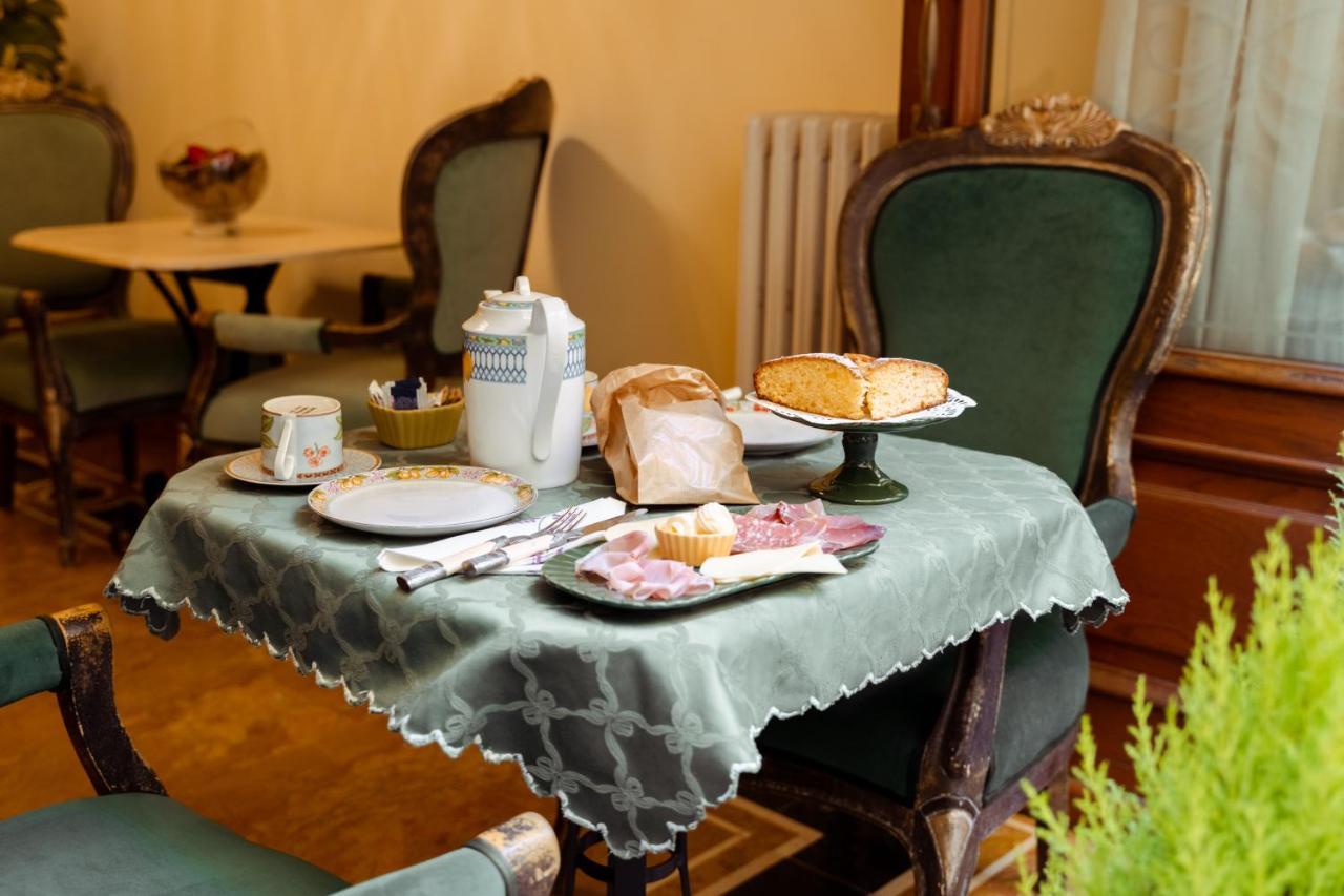 Hotel Palazzo Alexander Лука Екстериор снимка